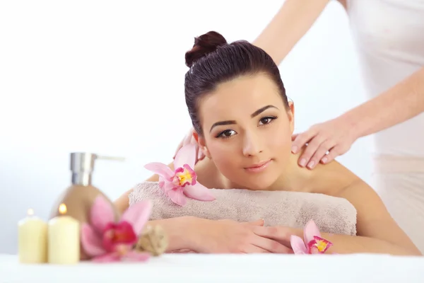 Massagem relaxante para mulher bonita — Fotografia de Stock