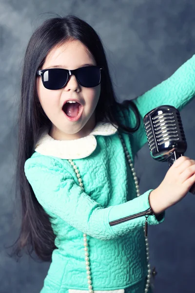Super-Star dívka s mikrofonem — Stock fotografie