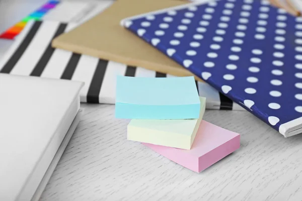 Notizbücher mit farbigen Aufklebern — Stockfoto