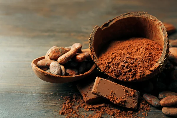 Bowl dengan bubuk kakao dan coklat di latar belakang kayu, menutup — Stok Foto