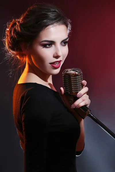 Young singing woman — Stock Photo, Image