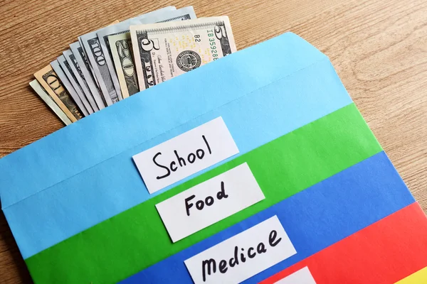 Envelopes coloridos com dinheiro para necessidades — Fotografia de Stock