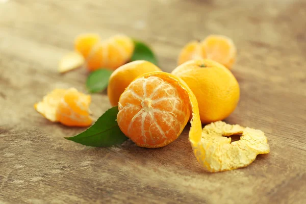 Tangerinas na velha mesa de madeira, close-up — Fotografia de Stock