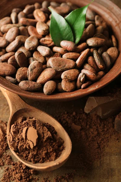 Cosecha aromática de cacao sobre fondo de madera, primer plano — Foto de Stock
