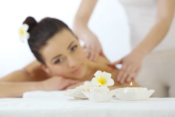 Vrouw met massage — Stockfoto