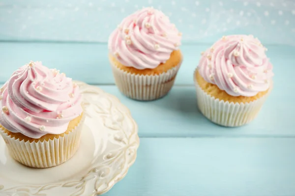 Roze cupcakes op houten achtergrond — Stockfoto