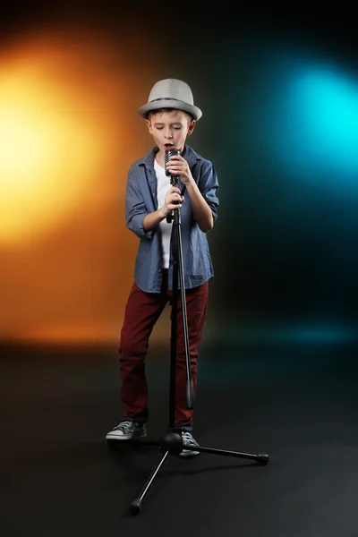 Niño cantando con micrófono — Foto de Stock