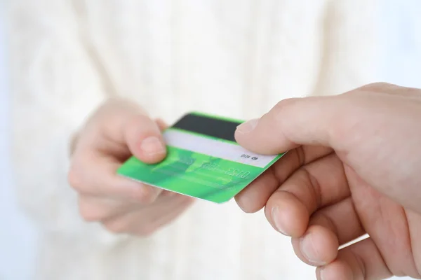 Handen met een credit card — Stockfoto
