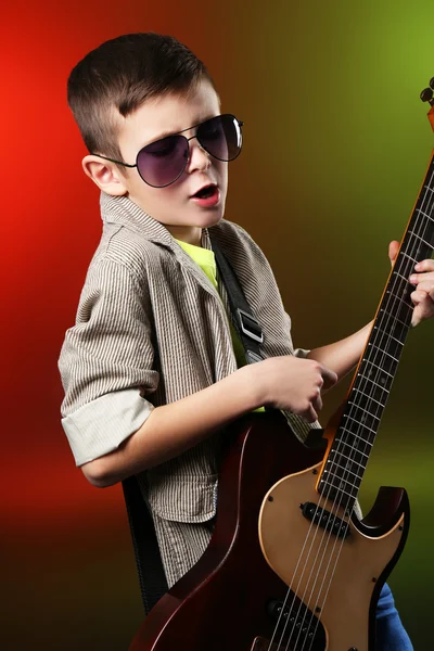 Niño tocando guitarra — Foto de Stock