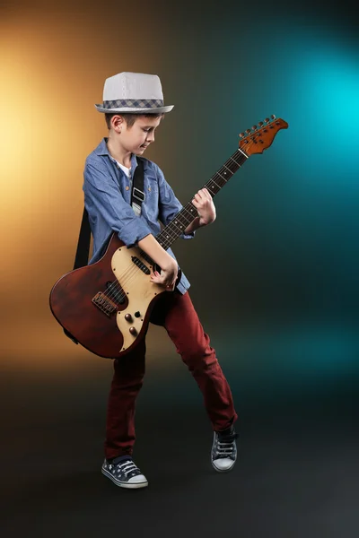 Niño tocando guitarra — Foto de Stock