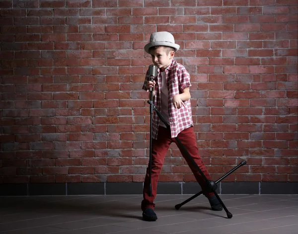 Kleiner Junge singt mit Mikrofon — Stockfoto