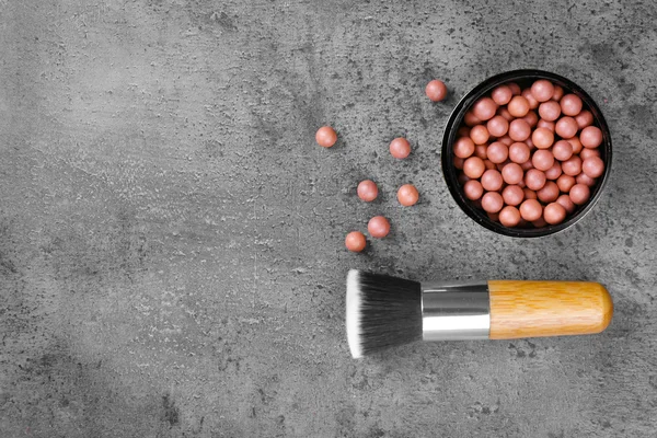 Make-up borste och Rouge, på grå bakgrund — Stockfoto