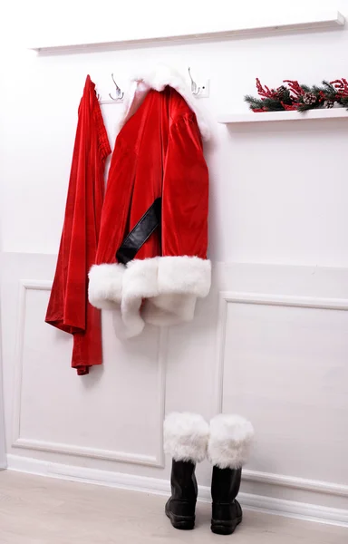 Colgando traje de Santa — Foto de Stock