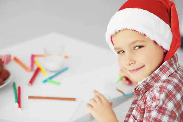 Menino alegre escrevendo carta para Santa — Fotografia de Stock