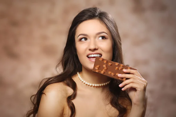 Junge Frau mit Schokolade — Stockfoto