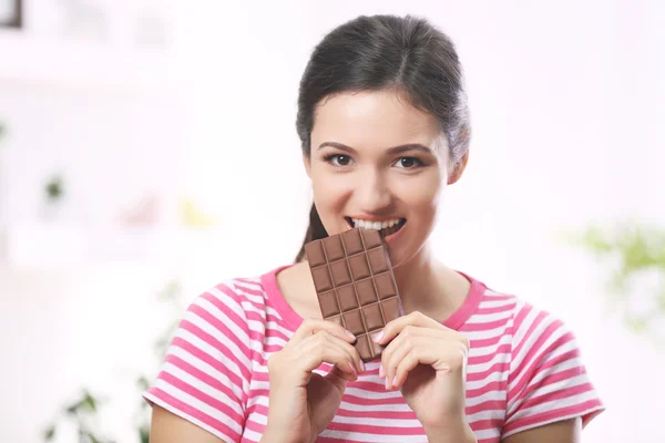 Giovane bruna con cioccolato — Foto Stock