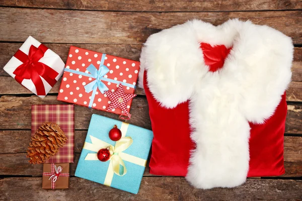 Traje de Papá Noel con cajas de regalo —  Fotos de Stock