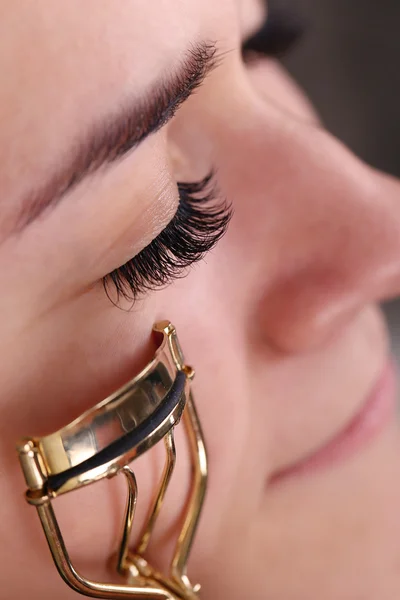 Woman corrects eyelashes — Stock Photo, Image