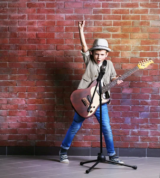 Jongen spelen gitaar — Stockfoto