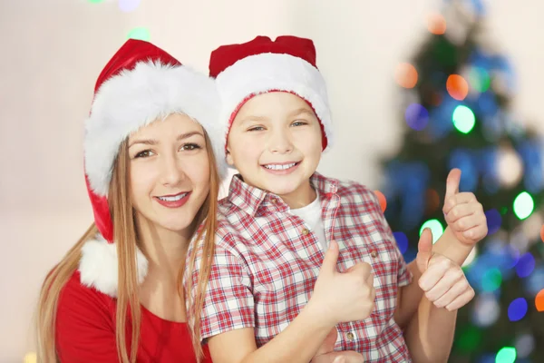 女の子と男の子のクリスマスの部屋 — ストック写真
