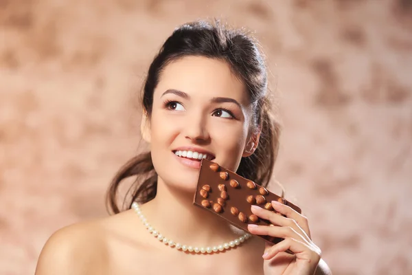 Junge Frau mit Schokolade — Stockfoto