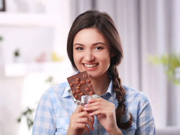 Joven morena con chocolate — Foto de Stock