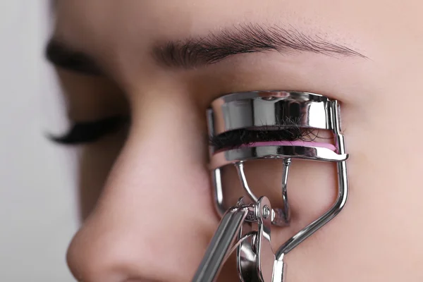 Woman corrects eyelashes — Stock Photo, Image