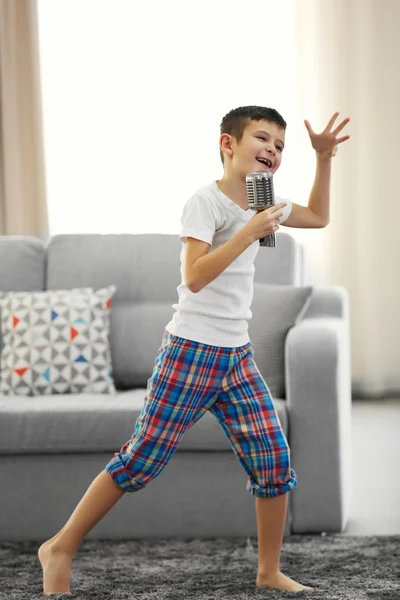 Malý chlapec zpívá s mikrofonem — Stock fotografie