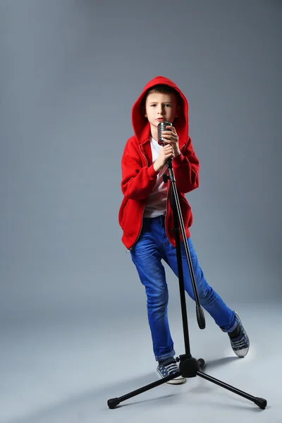 Niño cantando con micrófono — Foto de Stock