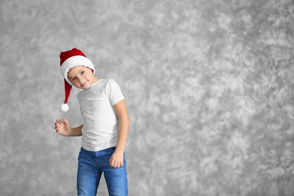 Menino em Santa chapéu jogando — Fotografia de Stock