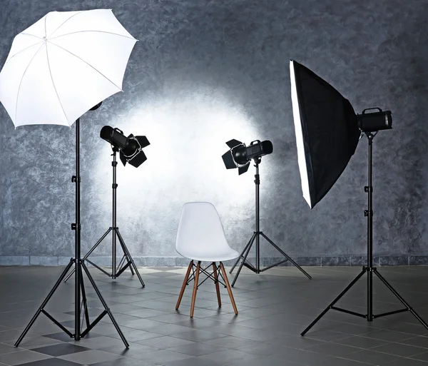 Estúdio fotográfico com equipamento de iluminação — Fotografia de Stock