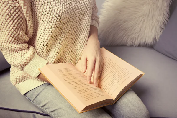 Woman  reading book — Stock Photo, Image
