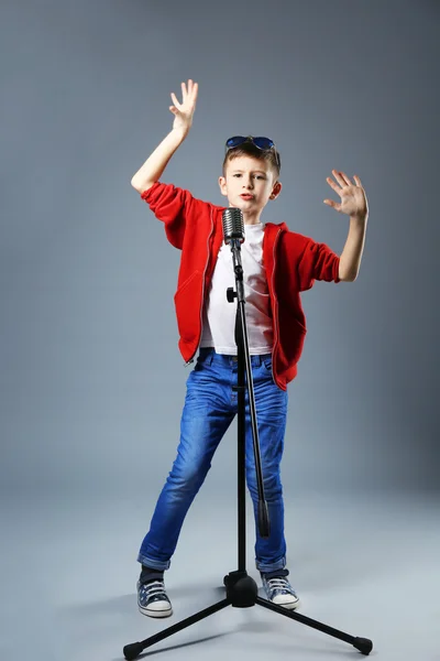 Niño cantando con micrófono — Foto de Stock