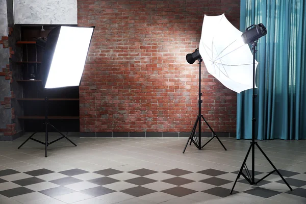 Studio fotografico con apparecchi di illuminazione — Foto Stock