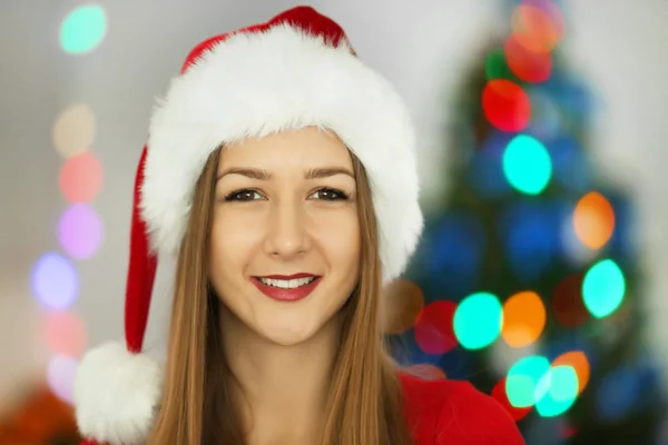 Junges Mädchen im geschmückten Weihnachtszimmer — Stockfoto