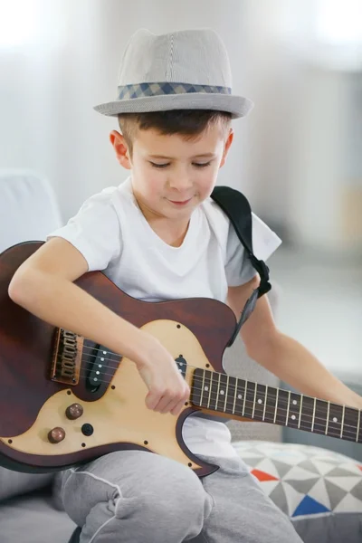 Chłopiec gra gitara — Zdjęcie stockowe