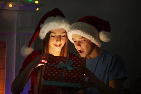 Feliz hermana y hermano abrir caja de regalo — Foto de Stock