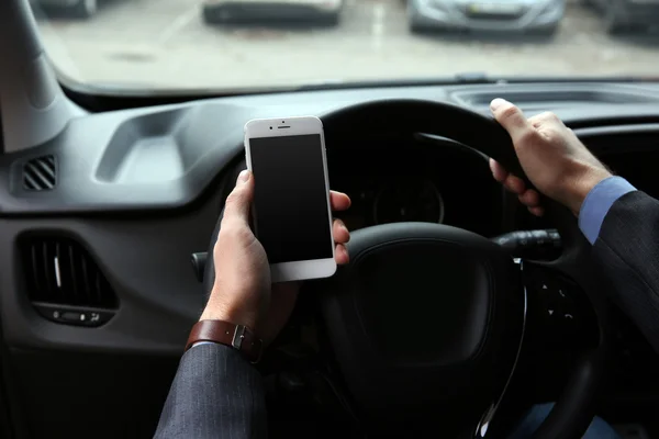 Motorista usando telefone inteligente — Fotografia de Stock