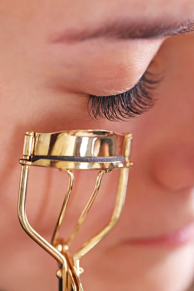 Woman corrects eyelashes — Stock Photo, Image