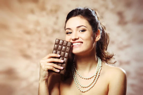 Mujer joven con chocolate Imagen de stock