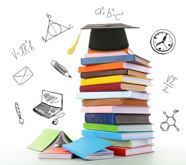 Yığın kitap grad şapka ile