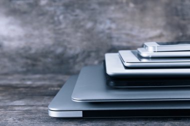 Farklı modern elektronik becerikli alet yığını 