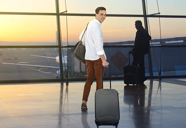 Jovem no aeroporto — Fotografia de Stock