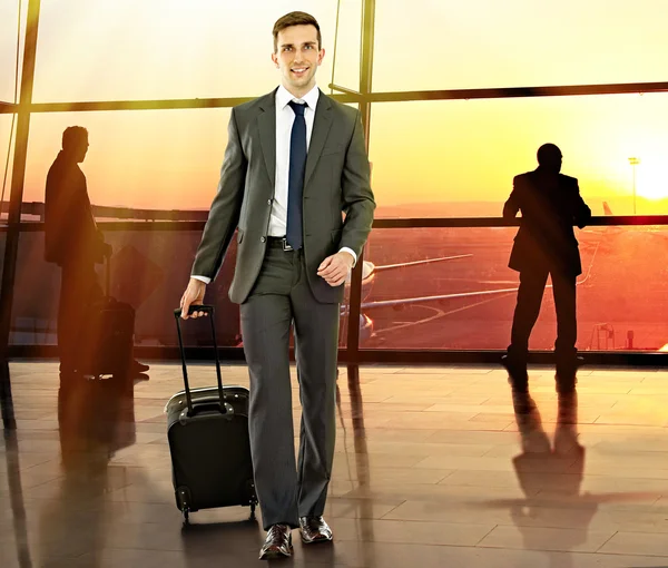 Homem de negócios no hall do aeroporto — Fotografia de Stock