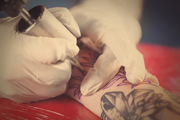 Artista de tatuagem profissional — Fotografia de Stock