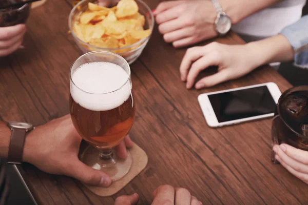 Freunde mit alkoholischen Getränken in der Bar — Stockfoto