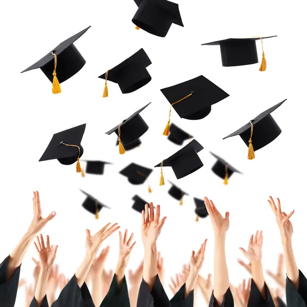 Graduados manos lanzando sombreros de graduación — Foto de Stock