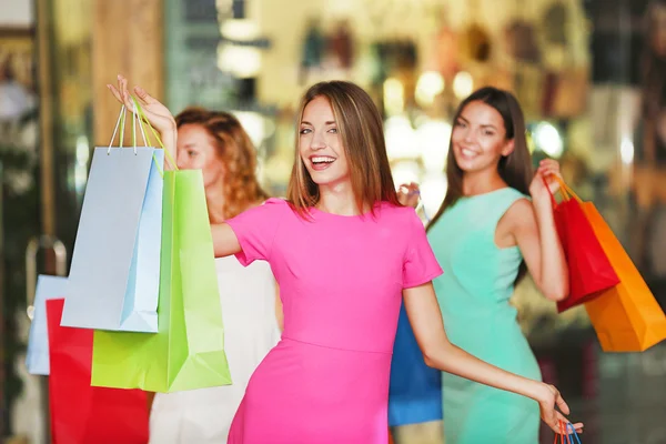 Jovens mulheres com sacos de compras — Fotografia de Stock