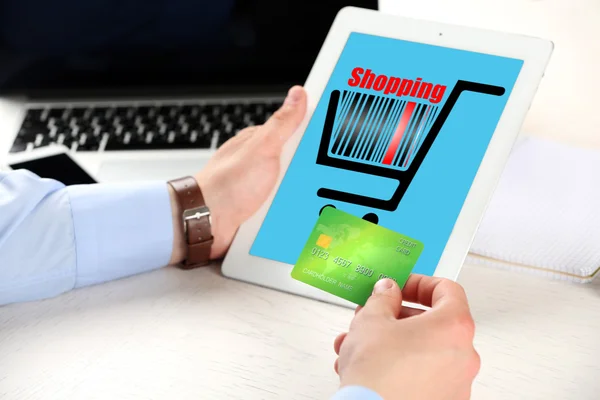 Человек шопинг онлайн — стоковое фото