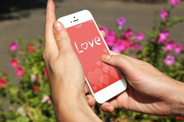 hareket eden telefon ile romantik ekran koruyucu